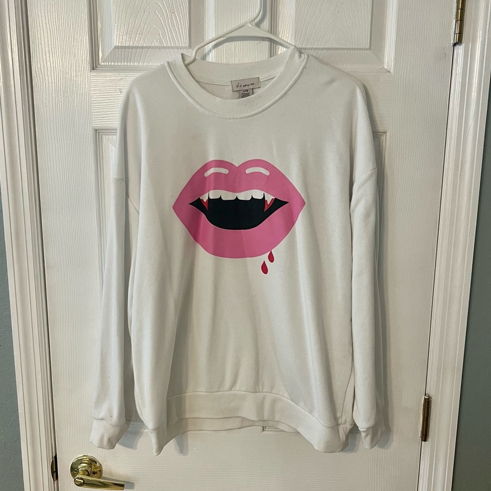 Lip Fang Graphic White Women’s Crewneck Sweatshirt Size Large